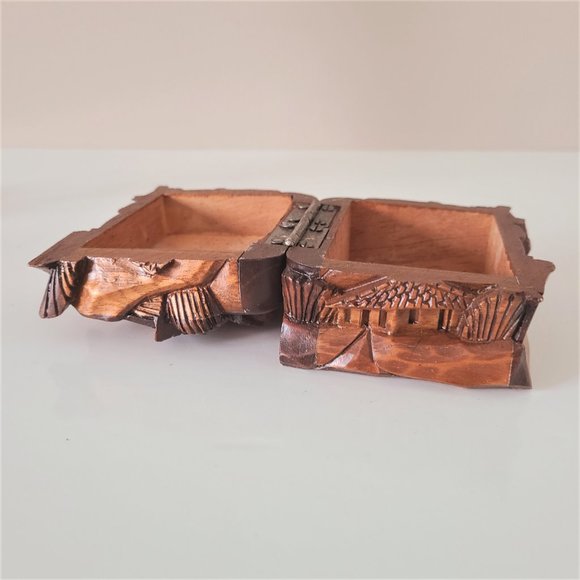 Hand carved Honduras wooden chest/trinket box. - Picture 8 of 9
